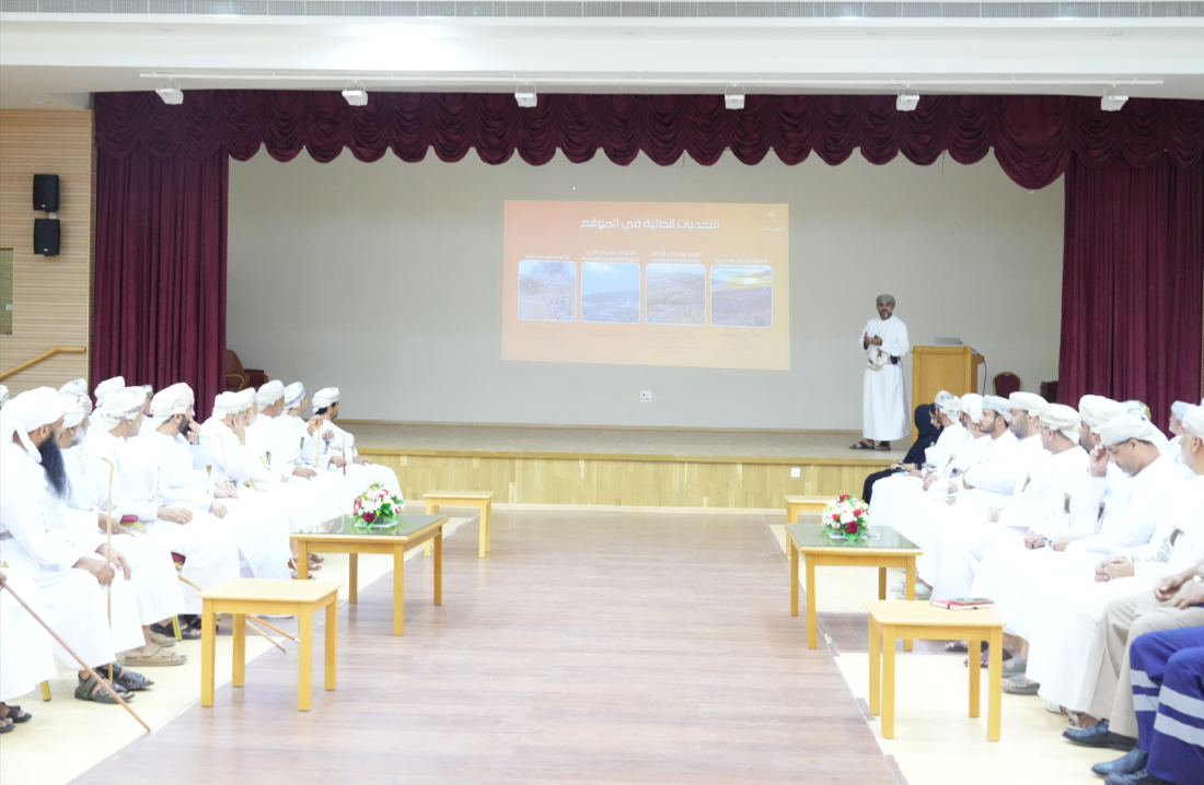 ضمن خططها لإشراك المجتمع المحلي في رسم ملامح التنمية  محافظة الداخلية  تناقش المشاريع التنموية بولاية الحمراء وتستعرض الرؤية المستقبلية للجبل الشرقي