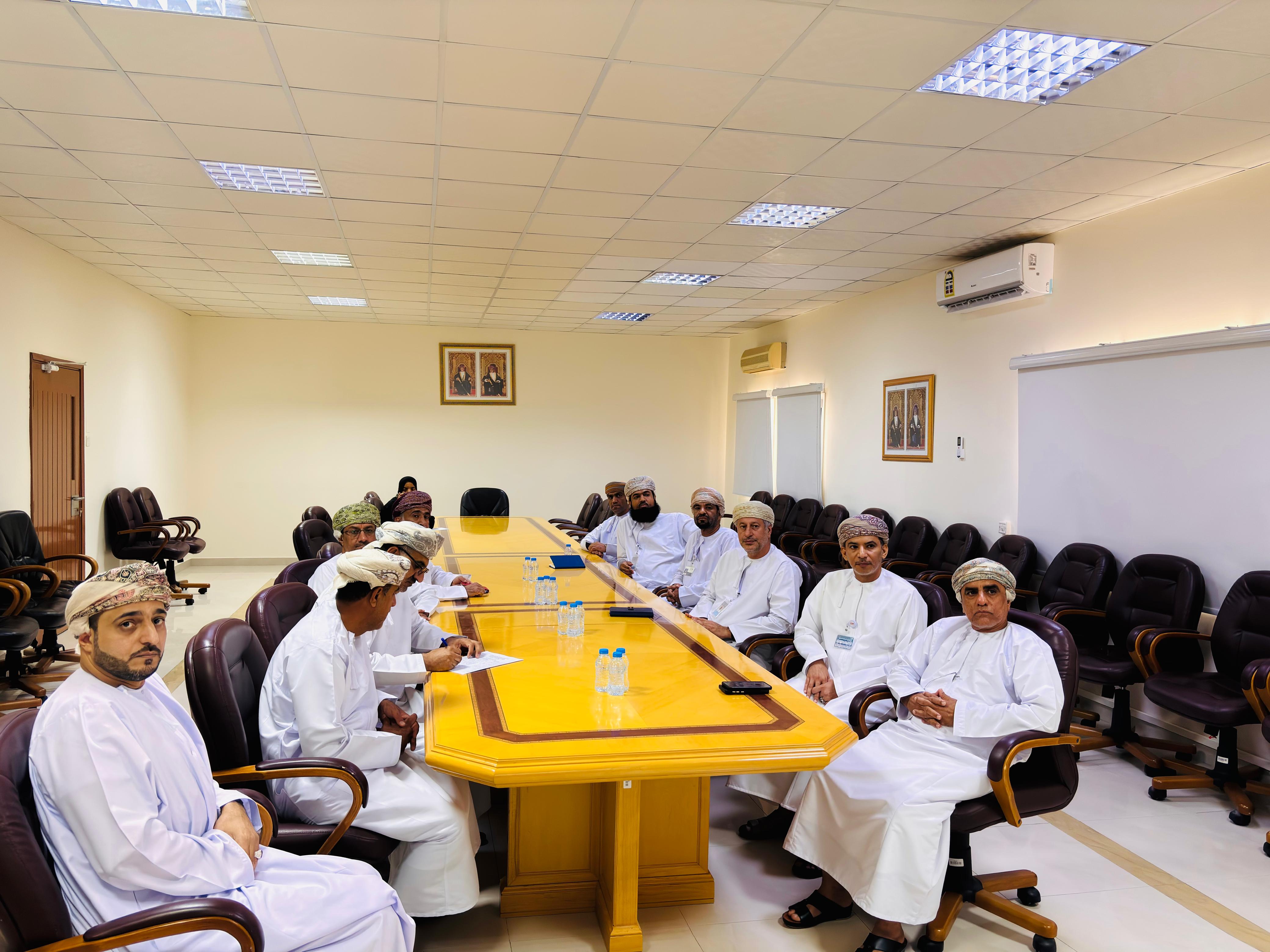 والي إزكي يبحث تنظيم شبكات المياه غير المرخصة وضمان جودتها